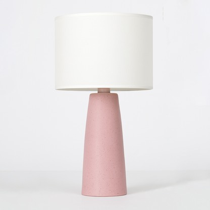 Luminária Forma em cerâmica autoral feita à mão no torno, com linhas cônicas e textura natural – Molle Design
