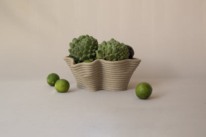 Fruteira de cerâmica autoral Ninho nº 6 em ambiente interno, dialogando com a arquitetura – Molle Design
