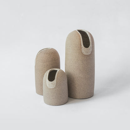 Vaso Cernê em cerâmica autoral feita à mão, com fenda lateral e linhas inspiradas no Art Déco – Molle Design
