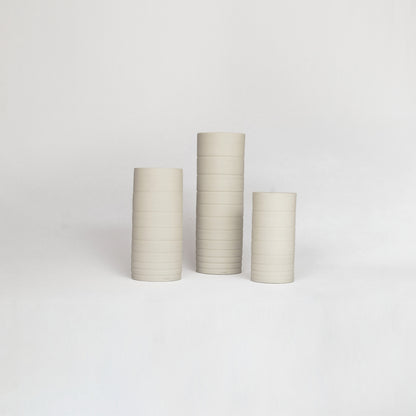 Vaso Eco em cerâmica autoral feita à mão, com forma cilíndrica e linhas horizontais – Molle Design
