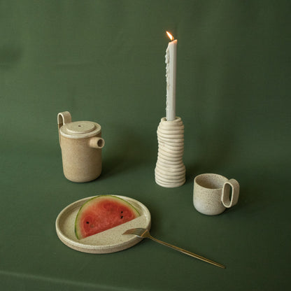 Castiçal de cerâmica autoral Ninho nº 7 em ambiente interno, dialogando com a arquitetura – Molle Design
