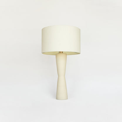 Luminária Cálice em cerâmica autoral feita à mão, com silhueta esbelta e cúpula difusora – Molle Design
