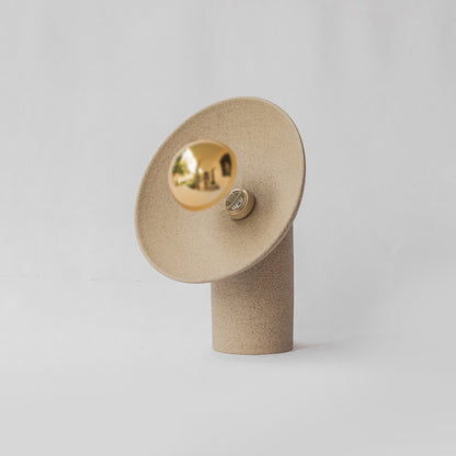 Luminária Vênus em cerâmica autoral feita à mão, com iluminação indireta e design contemporâneo – Molle Design

