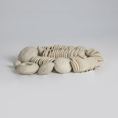 Colar de Mesa Coraline em cerâmica autoral com forma orgânica inspirada nos recifes brasileiros – Molle Design
