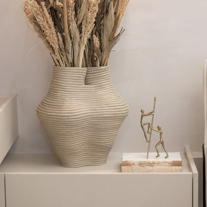 Escultura Ninho nº 1 em ambiente residencial, peça de cerâmica autoral da Molle Design
