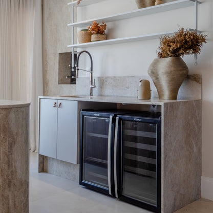 Escultura de cerâmica autoral Ninho nº 4 em ambiente interno, dialogando com a arquitetura – Molle Design
