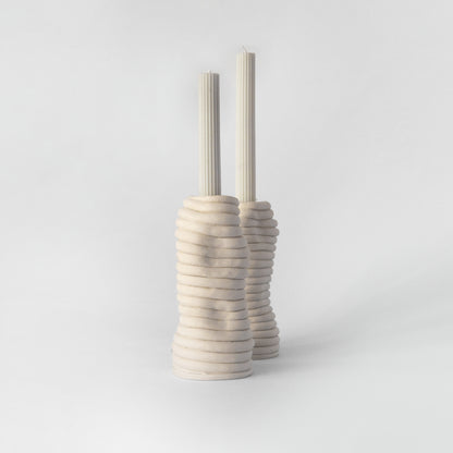 Castiçal de cerâmica autoral Ninho nº 7, feito à mão, com forma orgânica – Molle Design
