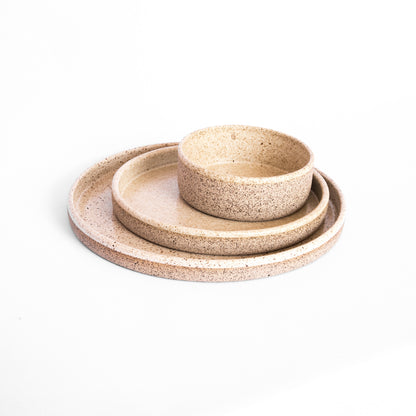 Pratos de cerâmica autoral feitos à mão, com diferentes tamanhos para mesa posta – Molle Design
