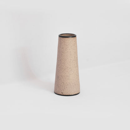 Vaso Forma em cerâmica autoral feita à mão, com linhas cônicas e horizontais – Molle Design
