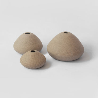 Vaso Pião em cerâmica autoral feita à mão, com forma triangular e bordas curvas – Molle Design
