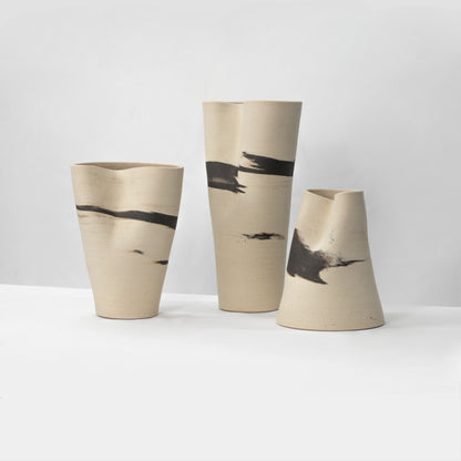 Vaso Afluentes em cerâmica autoral com fenda e mescla de cores inspiradas nos rios brasileiros – Molle Design
