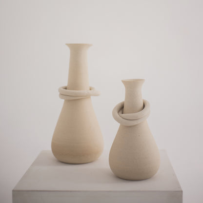 Vaso Elos em cerâmica autoral feita à mão, com anéis orgânicos e vazios estruturais – Molle Design
