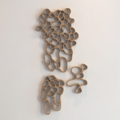 Escultura de parede em cerâmica autoral Entrelaço, com formas vazadas orgânicas – Molle Design
