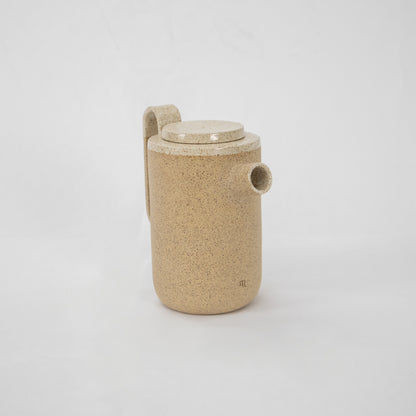 Bule de cerâmica autoral feito à mão, com design cilíndrico e alça minimalista – Molle Design
