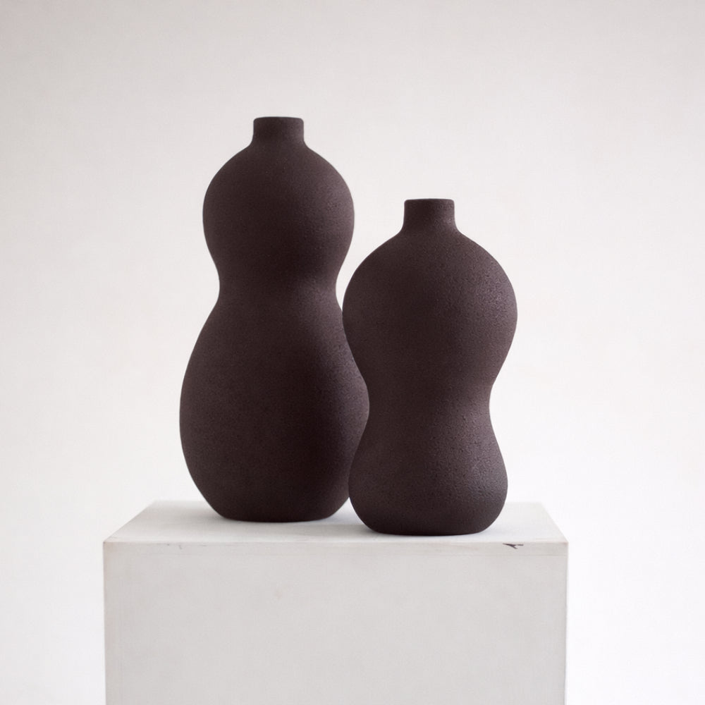 Vaso Silhueta em cerâmica autoral feita à mão, com volumes orgânicos e presença escultórica – Molle Design
Vaso Silhueta em cerâmica autoral feita à mão, com volumes orgânicos e presença escultórica – Molle Design
