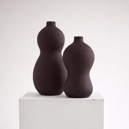 Vaso Silhueta em cerâmica autoral feita à mão, com volumes orgânicos e presença escultórica – Molle Design
Vaso Silhueta em cerâmica autoral feita à mão, com volumes orgânicos e presença escultórica – Molle Design
